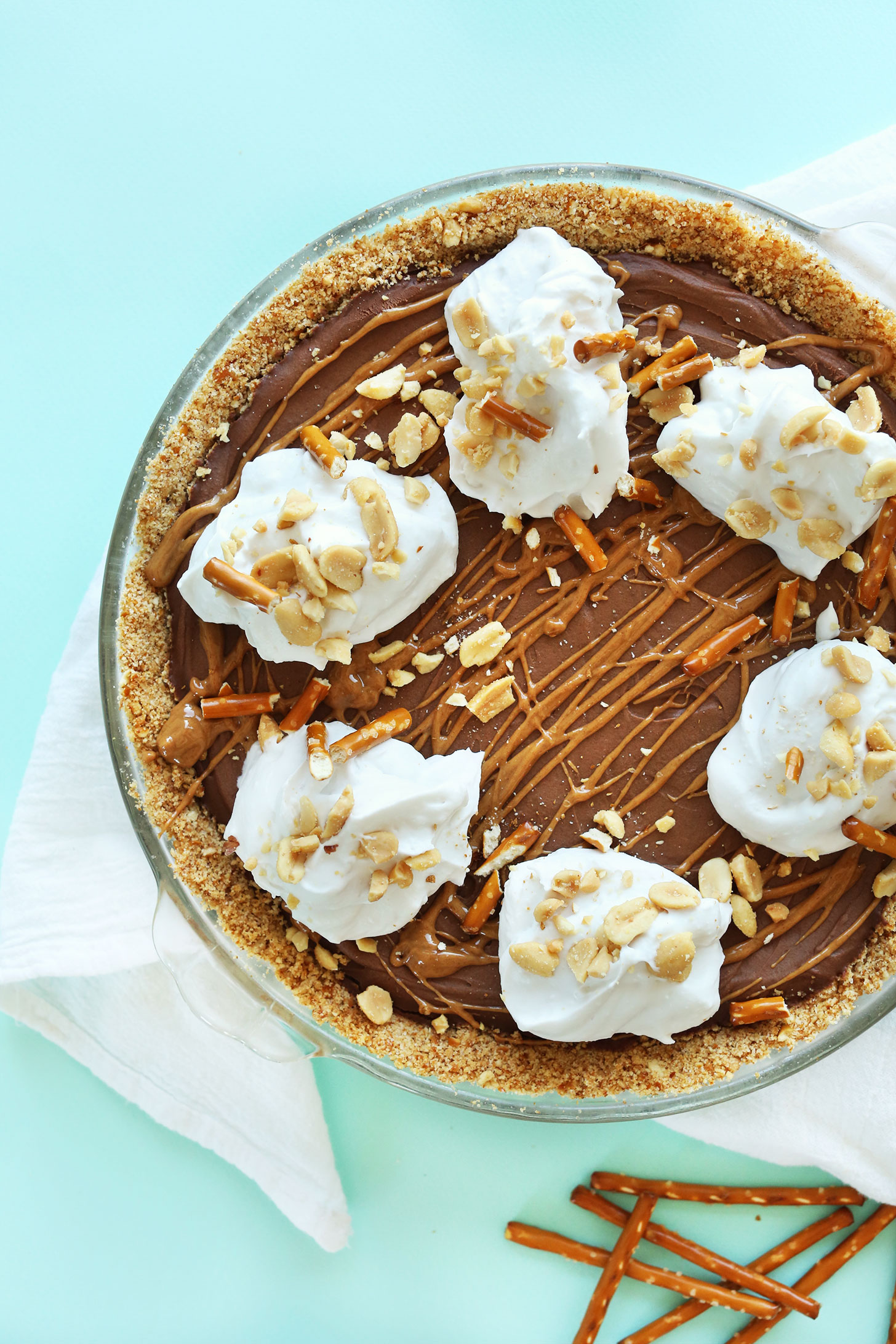 AMAZING-7-Ingredient-Pretzel-Peanut-Butter-Chocolate-Pie-Simple-ingredients-methods-and-SO-delicious-vegan-pie-chocolate-peanutbutter-dessert-pretzel-recipe