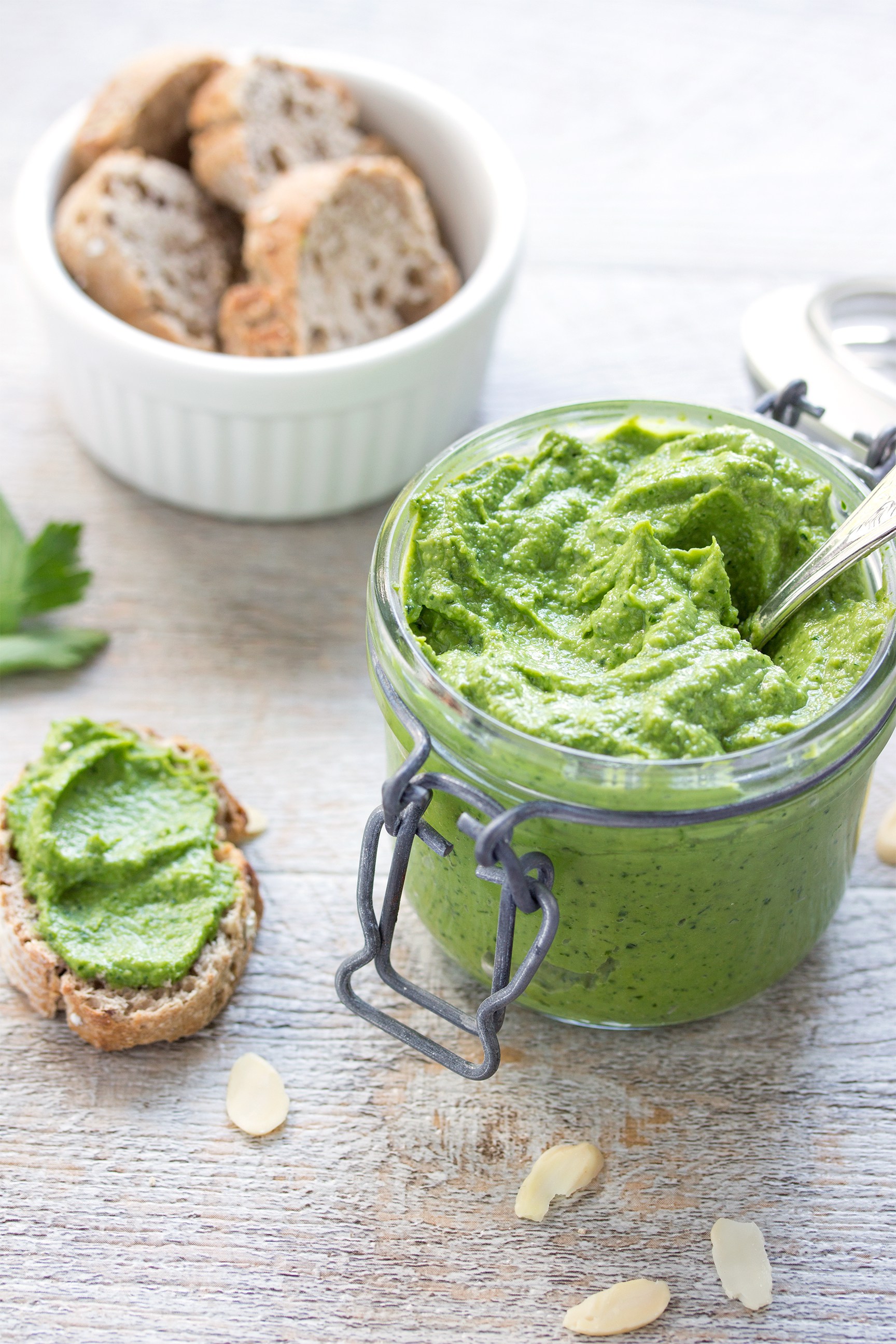 vegan-glutenfree-avocado-parsley-almonds-pesto-for-aperitives-italian-pasta-and-brunch-pesto-di-avocado-per-pasta-aperitivo-comfort-zone-