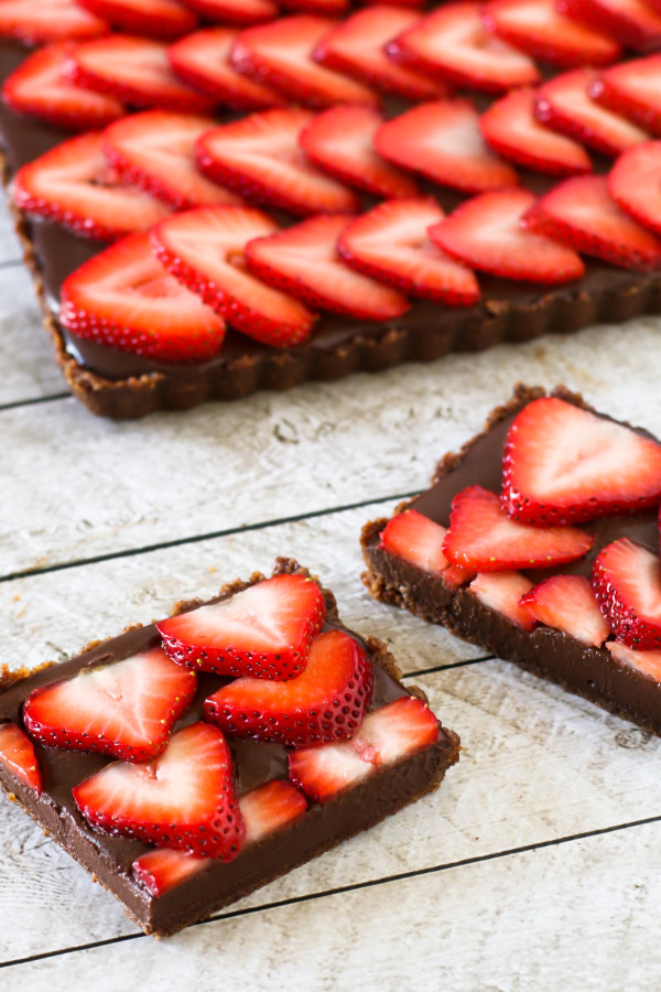 gluten-free-vegan-no-bake-strawberry-chocolate-tart2-600x900