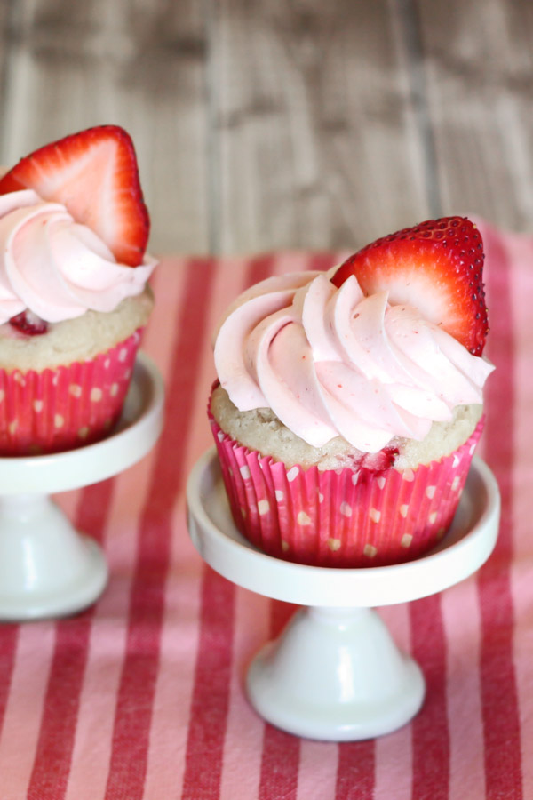 gluten-free-vegan-strawberry-vanilla-cupcakes-1