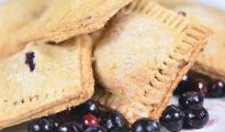 Who needs pop tarts when you can have these wonderful blueberry breakfast bars instead?