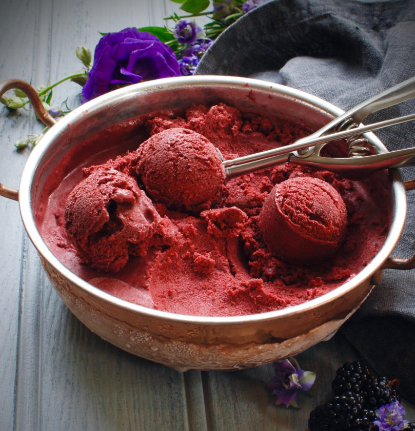 This dairy-free blackberry and coffee ice-cream perfect dessert for those last few days of summer...