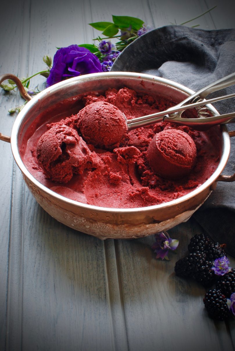 This dairy-free blackberry and coffee ice-cream perfect dessert for those last few days of summer... 
