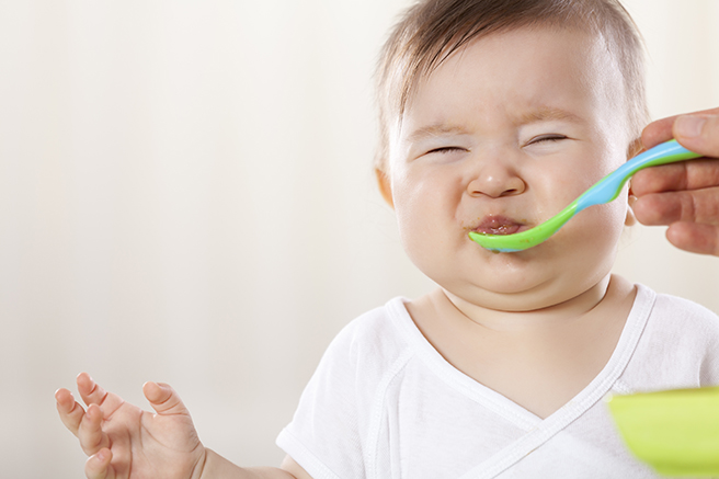 Weaning babies and toddlers with food allergies