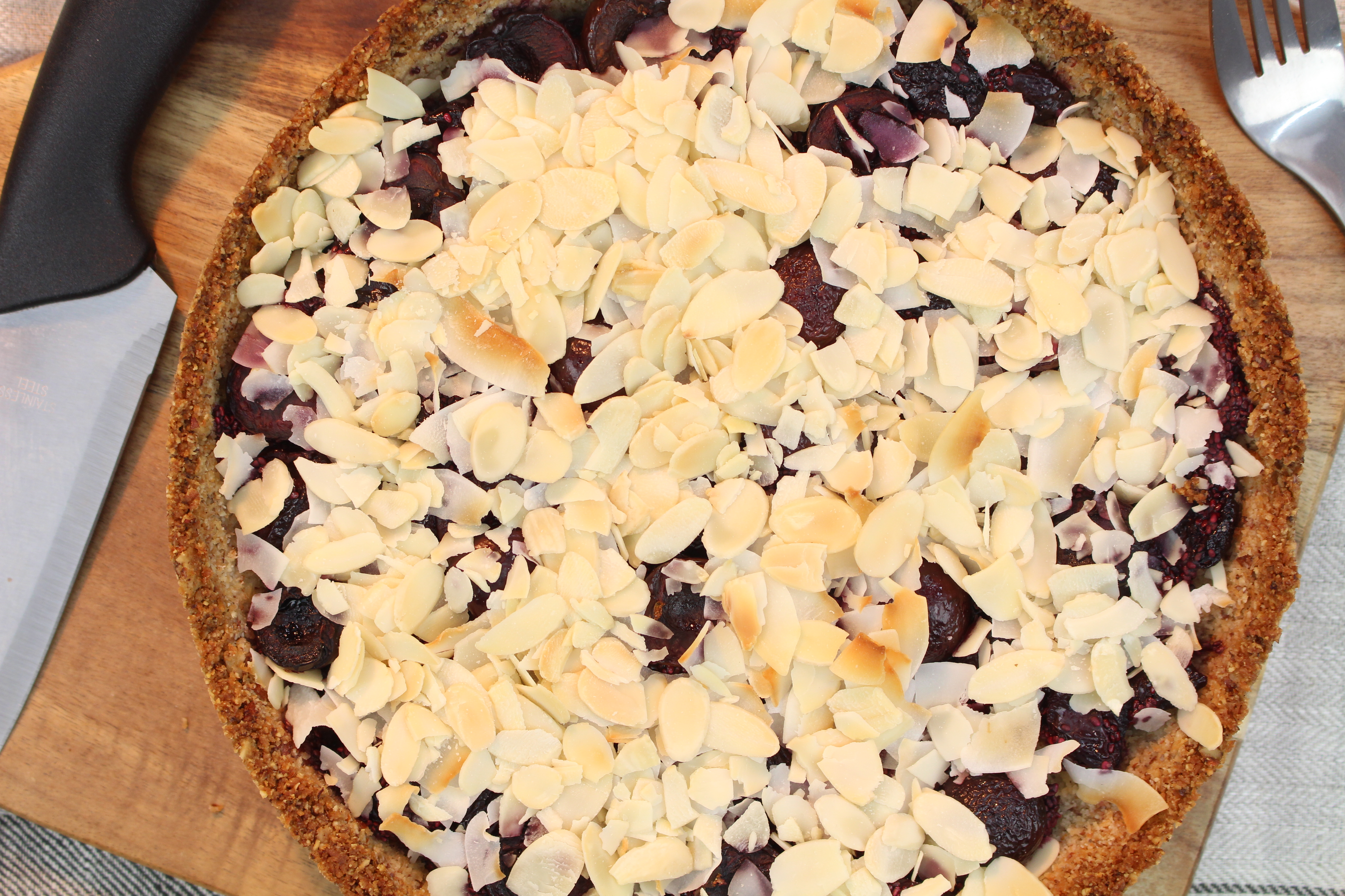 Vegan & sugar-free Dark Crunch Cherry Pie