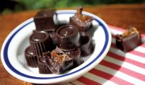 Raw chocolate caramels