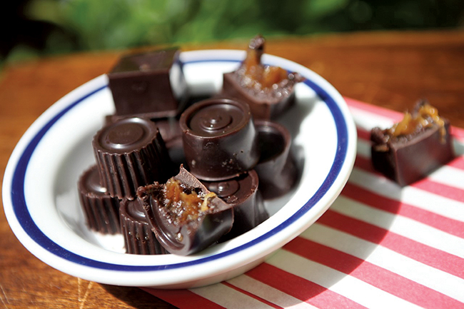 Raw chocolate caramels 