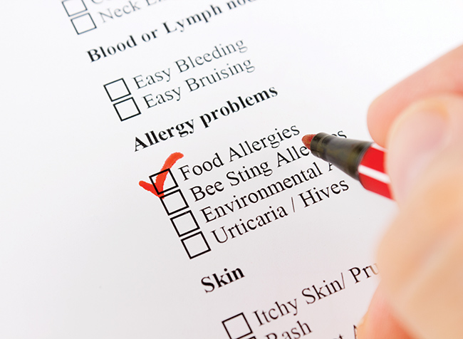 difference between food allergies and intolerances 