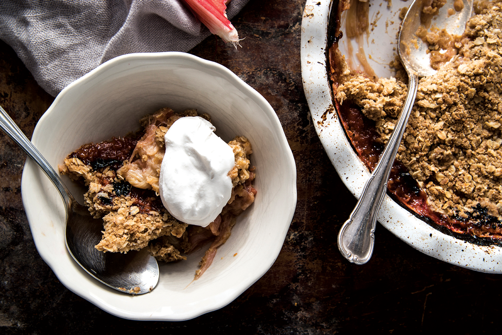 Rhubarb and ginger crumble