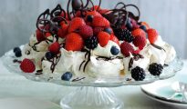 Chocolate-and-pistachio-berry-pavlova