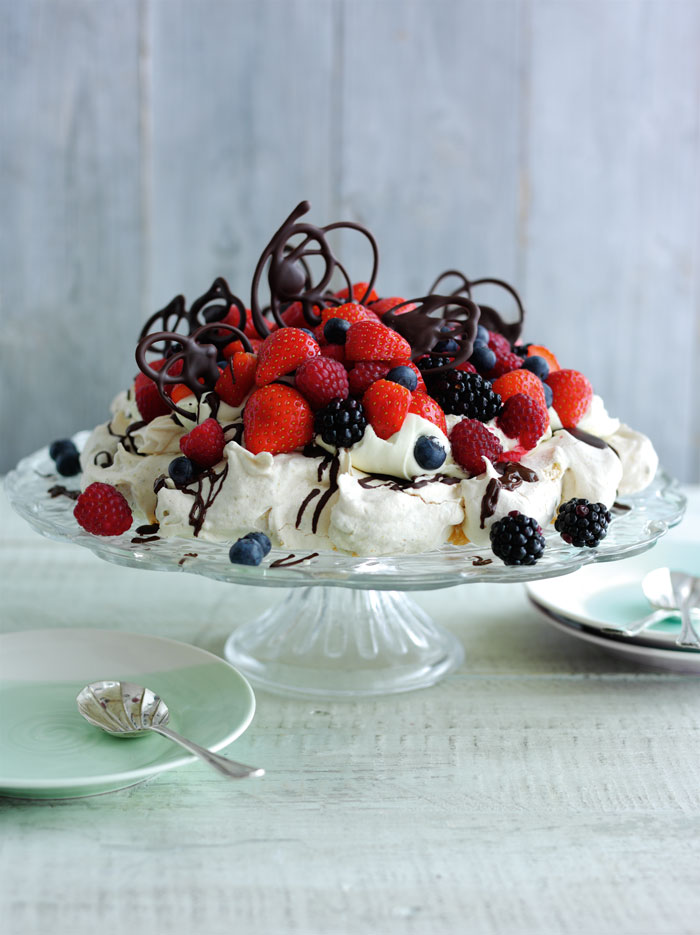 Chocolate-and-pistachio-berry-pavlova