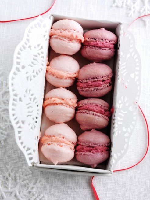 Blackberry or strawberry macaroons